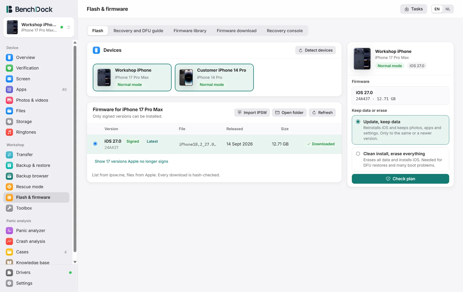 The Flash tab with two connected iPhones, the firmware list and the restore panel