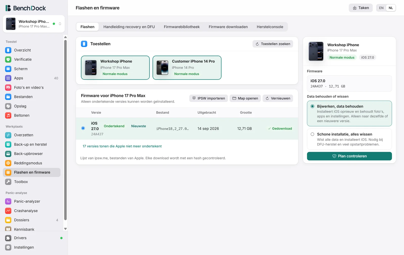 Het tabblad Flashen met twee aangesloten iPhones, de firmwarelijst en het herstelpaneel